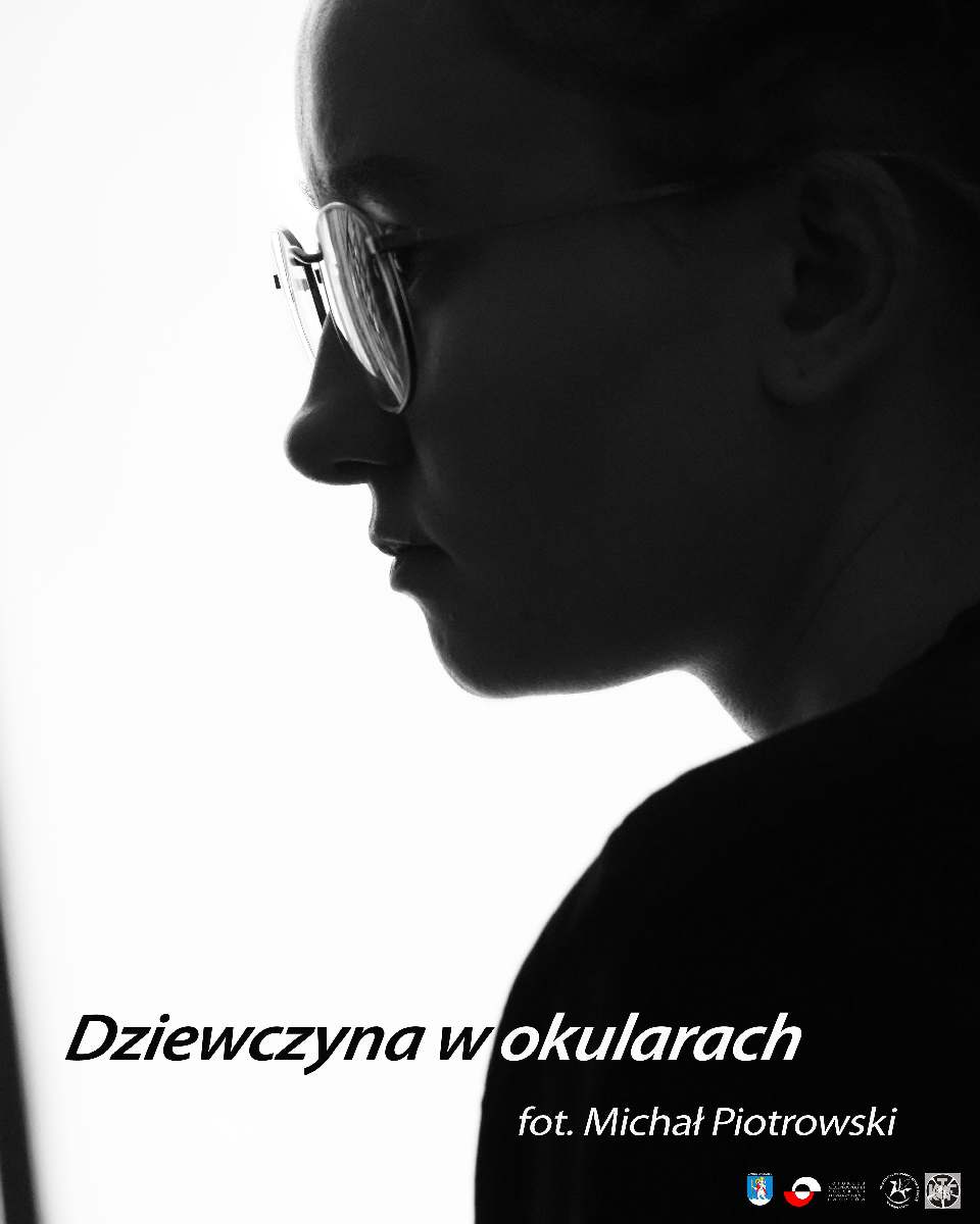Dziewczyna w okularach wystawa Micha�a Piotrowskiego